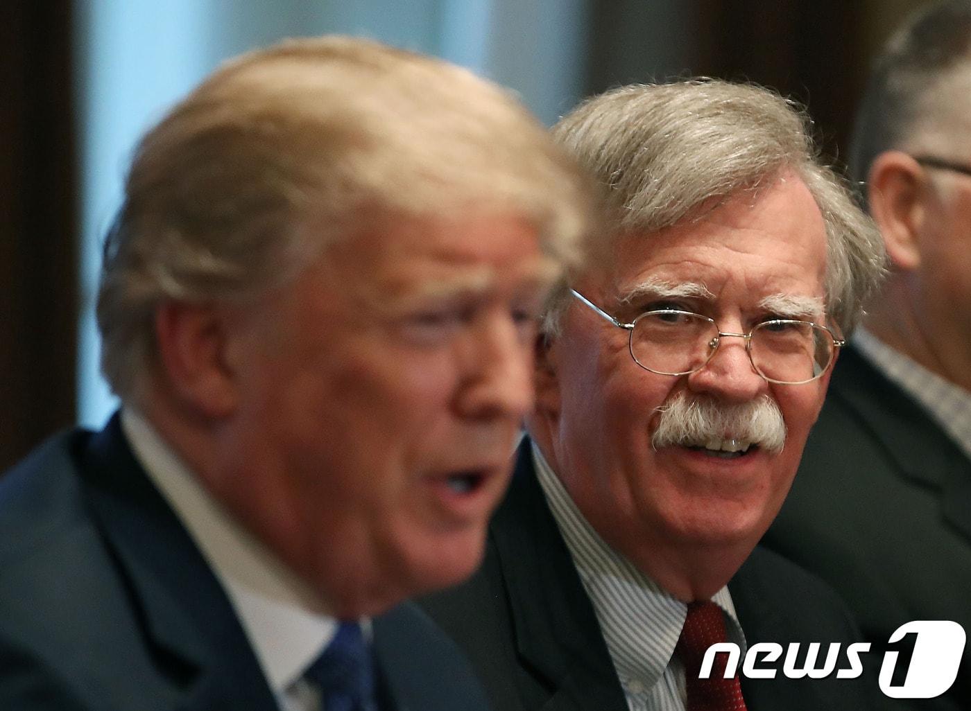 본문 이미지 - 지난 2018년 4월 9일&#40;현지시간&#41; 도널드 트럼프 미국 대통령과 존 볼턴 당시 백악관 국가안보보좌관이 워싱턴DC 백악관에서 열린 회의에 참석하고 있다. 2018.04.09 ⓒ AFP=뉴스1 ⓒ News1 우동명 기자