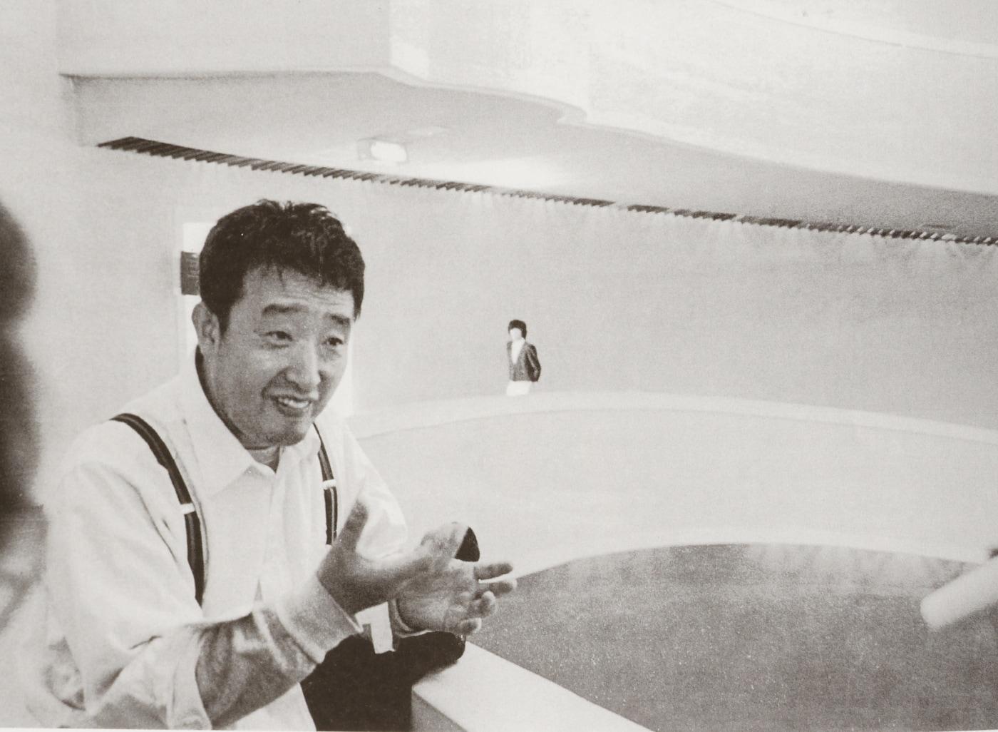 본문 이미지 - 다다익선 설치를 구상하는 백남준(1987).(국립현대미술관 제공)ⓒ 뉴스1