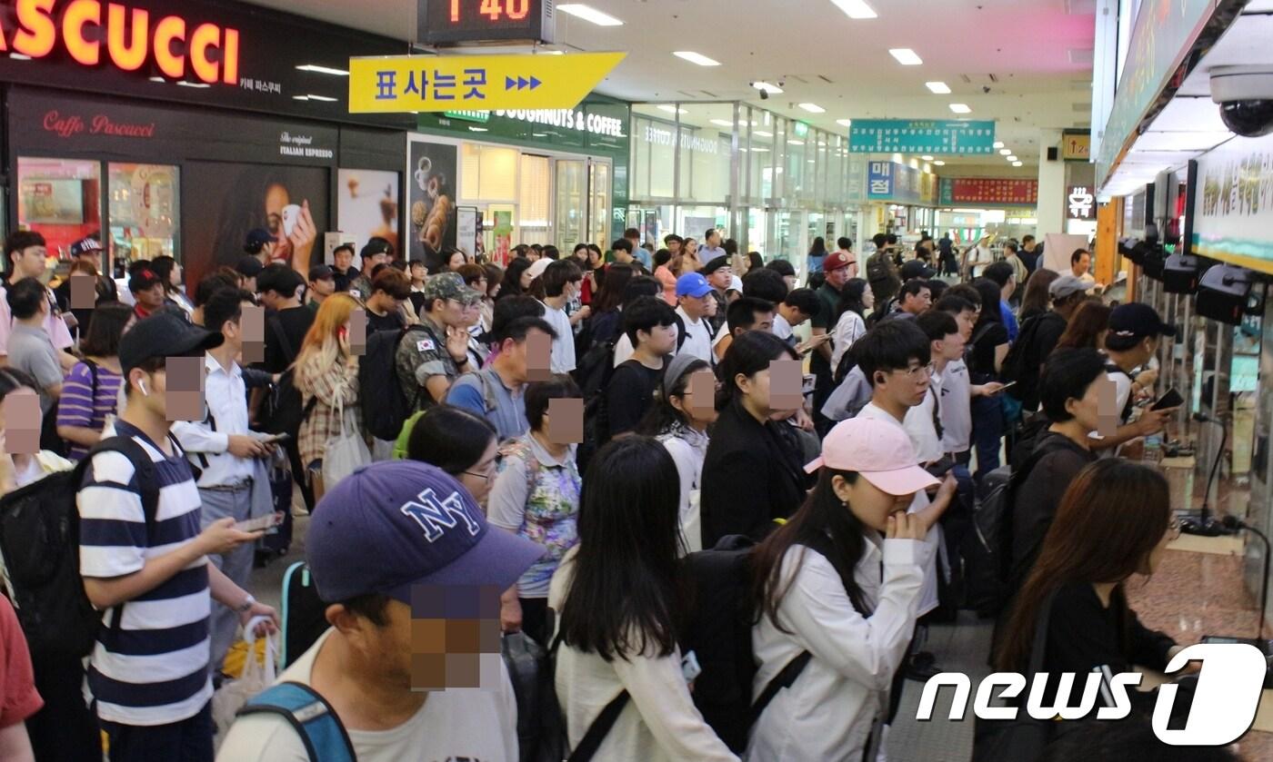 11일 오후 1시쯤부터 버스자동발권 시스템이 다운되면서 청주 가경동 시외버스 터미널과 남부·북부터미널의 자동발권기 작동이 중단돼 이용객들이 큰 불편을 겪었다. 청주시외버스터미널 이용객들이 창구 발권을 위해 기다리고 있다.(시민 제공).2019.9.11/ⓒ 뉴스1