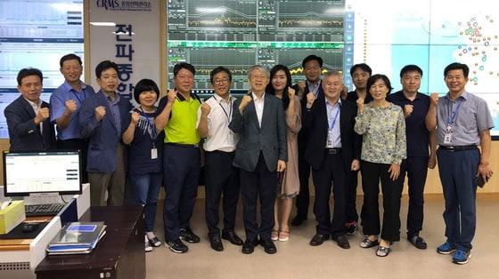 본문 이미지 - 최기영 과학기술정보통신부 장관이 12일 중앙전파관리소 전파종합관제센터를 찾아 GPS 전파교란 등 추석연휴 비상상황에 미리 대비하기 위해 현잠 점검을 마친 뒤 직원들과 기념촬영을 하고 있다. (과학기술정보통신부 제공) 2019.9.12/뉴스1