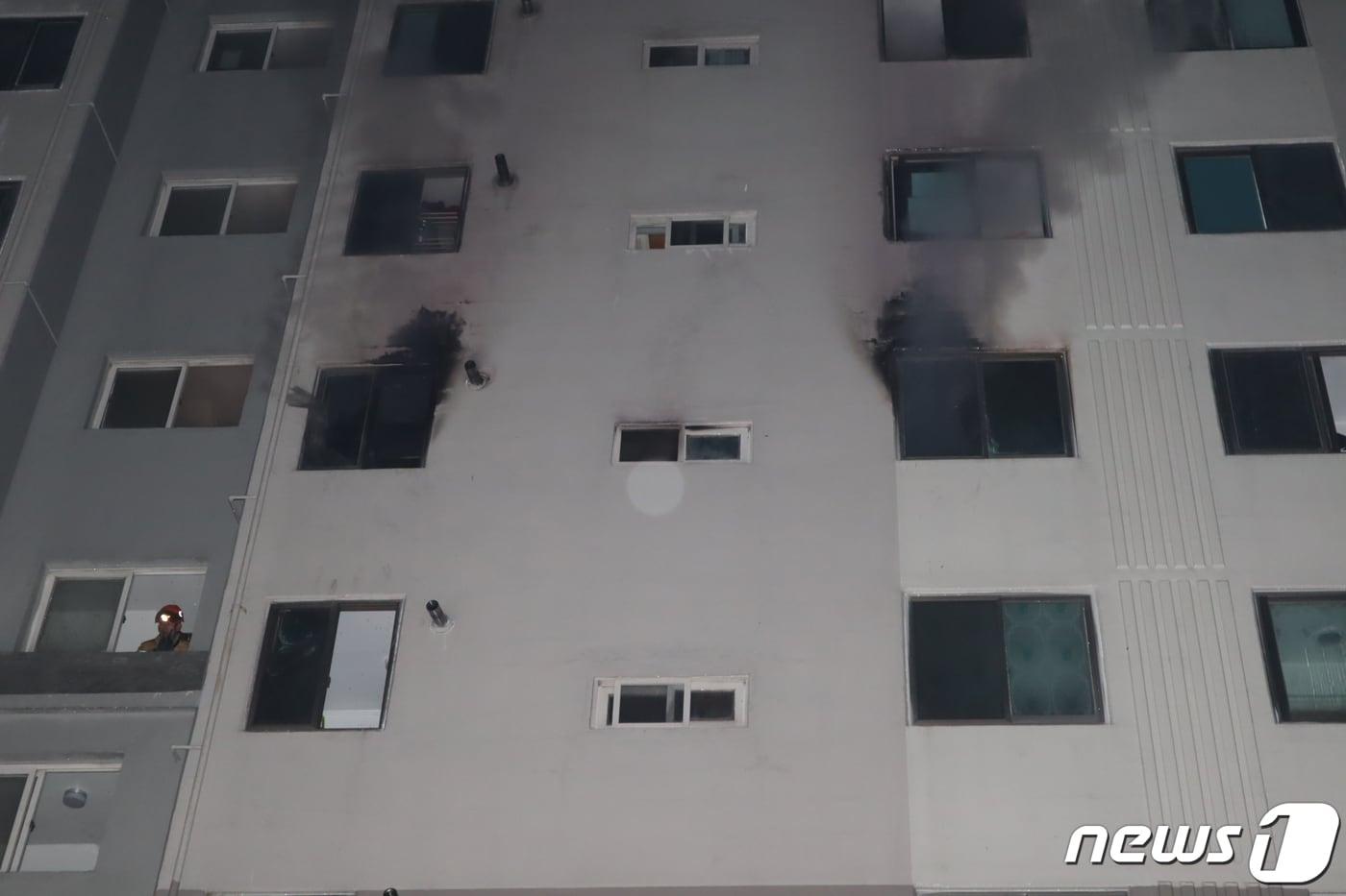 본문 이미지 - 12일 오전 화재가 발생한 광주 광산구 한 아파트 현장 모습.(광주광산소방서 제공) 2019.9.13 /뉴스1 ⓒ News1 