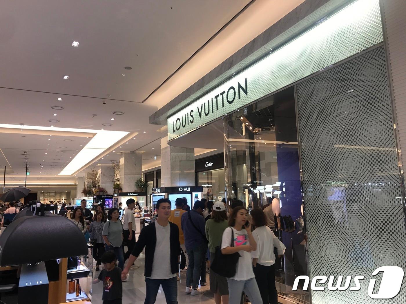 본문 이미지 - 15일 현대백화점 판교점 루이비통 매장.ⓒ 뉴스1