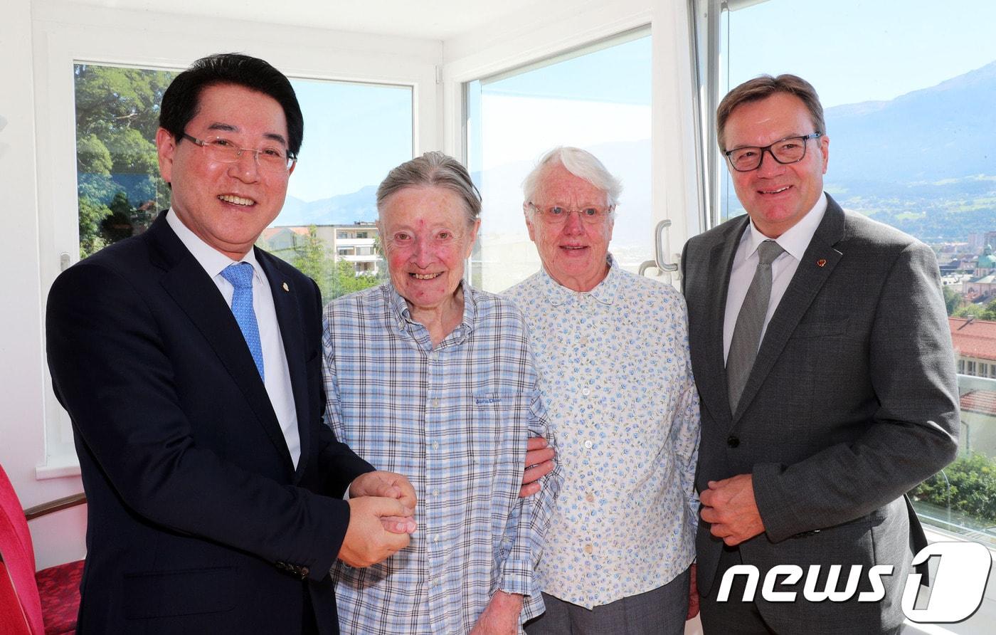 본문 이미지 - 김영록 전남도지사가 13일(현지사간) 오스트리아 티롤주 인스부르크를 방문, 고흥군 소록도에서 40여 년간 한센병 환자들과 그 가족을 사랑으로 돌보다 고향으로 돌아간 마리안느 스퇴거(85.왼쪽 세번째)와 마가렛 피사렉(84.왼쪽 두 번째) 두 간호사를 만나 소록도에서 헌신적으로 봉사 해 준데 대해 감사의 뜻을 전했다.(전남도 제공)2019.9.15/뉴스1