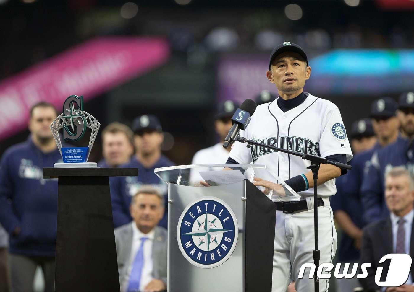 스즈키 이치로(46)가 15일(한국시간) 미국 워싱턴주 시애틀 T-모바일파크에서 열린 시애틀 매리너스와 시카고 화이트삭스의 경기를 앞두고 은퇴 세리머니를 가졌다.ⓒ AFP=뉴스1