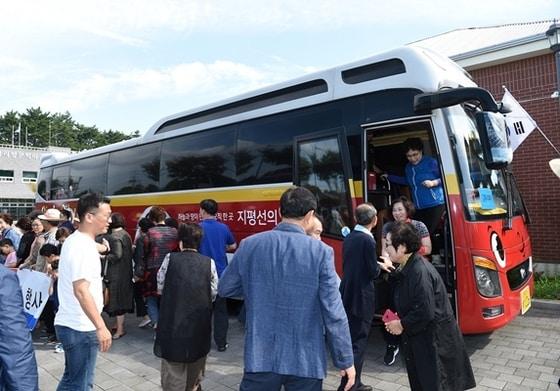 본문 이미지 - 전북 김제시가 지역의 관광지를 둘러볼 수 있는 시티투어버스 운행을 시작했다.ⓒ 뉴스1