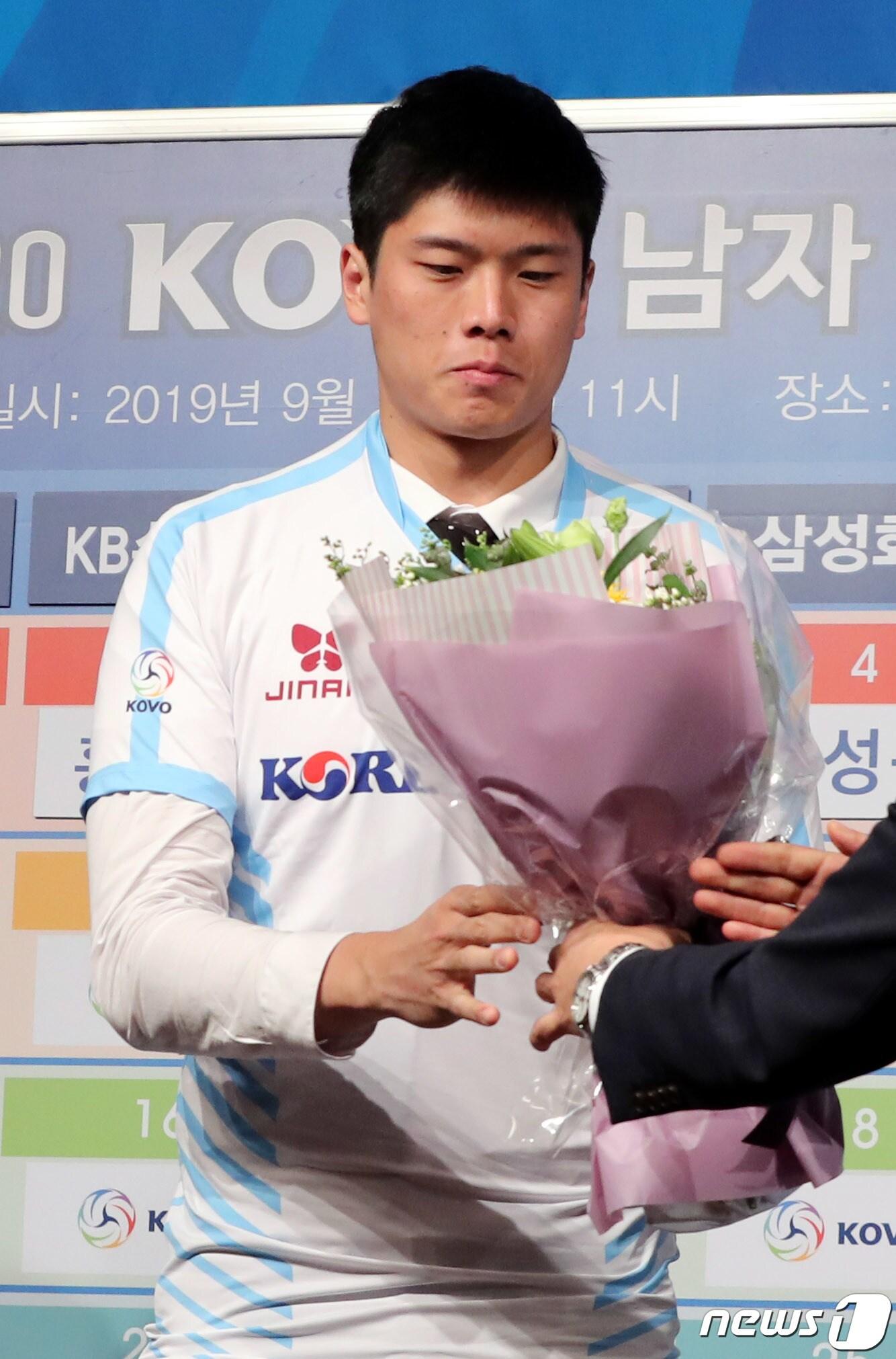 본문 이미지 - 16일 오전 서울 강남구 청담동 리베라호텔에서 열린 2019-2020 한국배구연맹(KOVO) 남자 신인선수 드래프트에서 대한항공의 지명을 받은 진 알렉스 지위(경희대)가 꽃다발을 전달받고 있다.2019.9.16/뉴스1 ⓒ News1 이광호 기자
