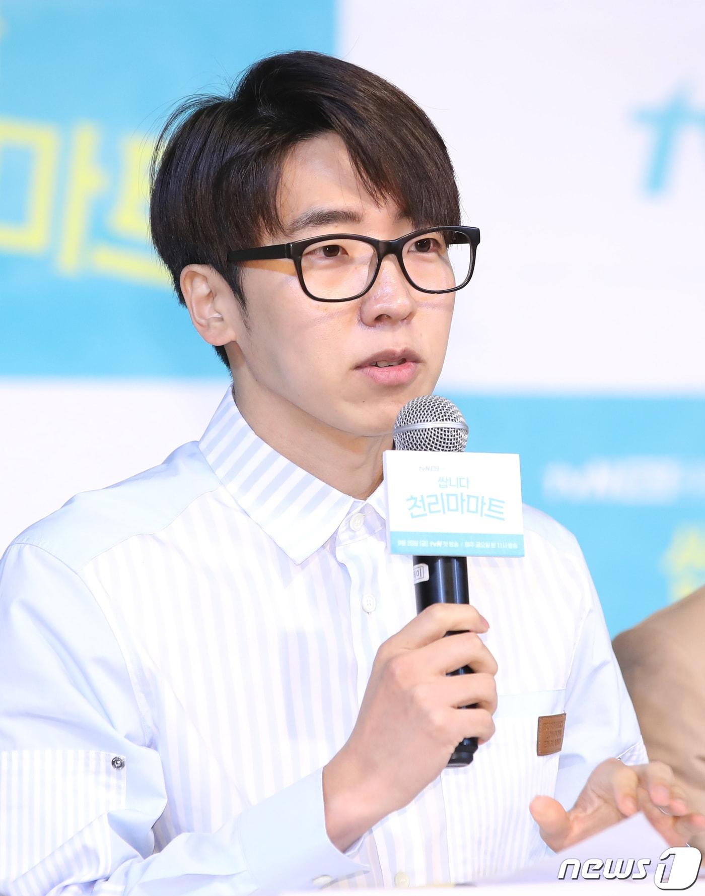 본문 이미지 - 백승룡 감독이 16일 오전 서울 베스트웨스턴프리미어서울가든호텔에서 열린 tvN '쌉니다 천리마마트' 제작발표회에 참석해 인사말을 하고 있다. '쌉니다 천리마마트'는 저품격 무사태평 천리마마트를 기사회생시키려는 엘리트 점장 문석구(이동휘 분)와 마트를 말아먹으려는 휴먼 불도저 사장 정복동(김병철 분)이 주인공인 코믹 드라마이다. 2019.9.16/뉴스1 ⓒ News1 권현진 기자