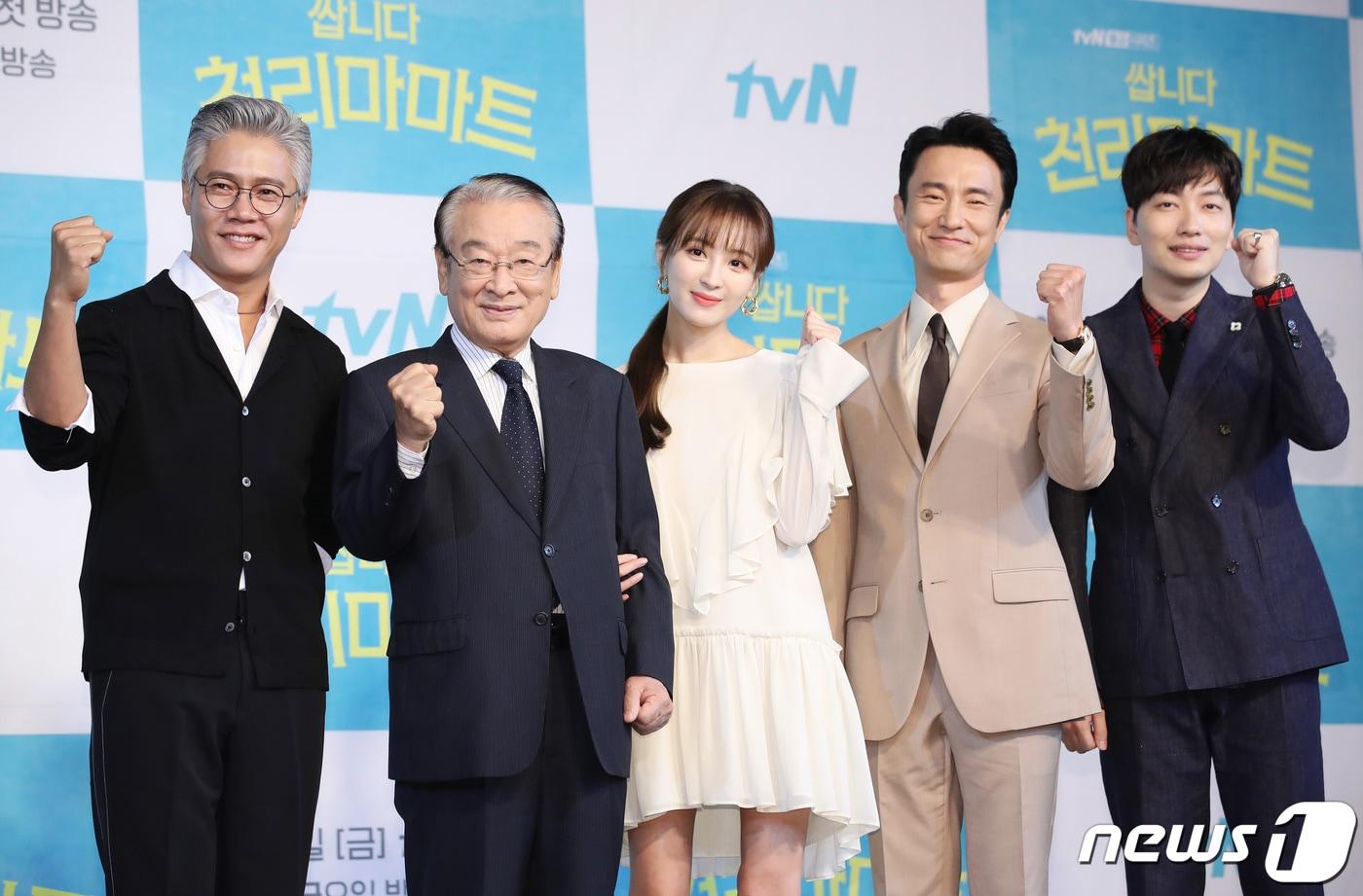 본문 이미지 - 배우 박호산(왼쪽부터), 이순재, 정혜성, 김병철, 이동휘가 16일 오전 서울 베스트웨스턴프리미어서울가든호텔에서 열린 tvN '쌉니다 천리마마트' 제작발표회에 참석해 포즈를 취하고 있다. '쌉니다 천리마마트'는 저품격 무사태평 천리마마트를 기사회생시키려는 엘리트 점장 문석구(이동휘 분)와 마트를 말아먹으려는 휴먼 불도저 사장 정복동(김병철 분)이 주인공인 코믹 드라마이다. 2019.9.16/뉴스1 ⓒ News1 권현진 기자