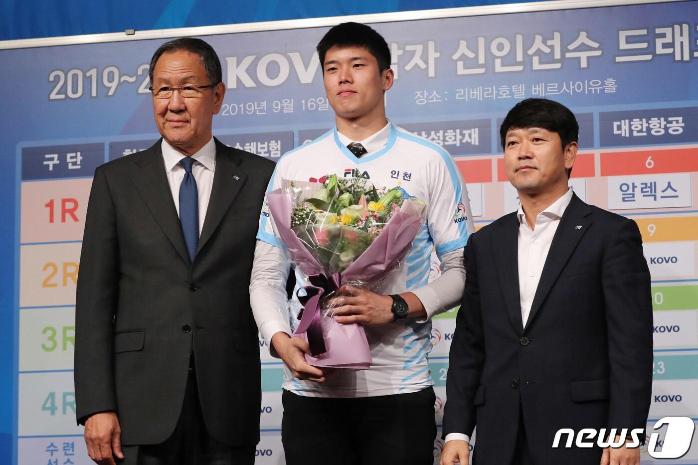 16일 오전 서울 강남구 청담동 리베라호텔에서 열린 2019-2020 한국배구연맹(KOVO) 남자 신인선수 드래프트에서 1라운드 6순위로 대한항공의 지명을 받은 진 알렉스 지위(경희대)가 박기원 감독과 기념촬영을 하고 있다.2019.9.16/뉴스1 ⓒ News1 이광호 기자