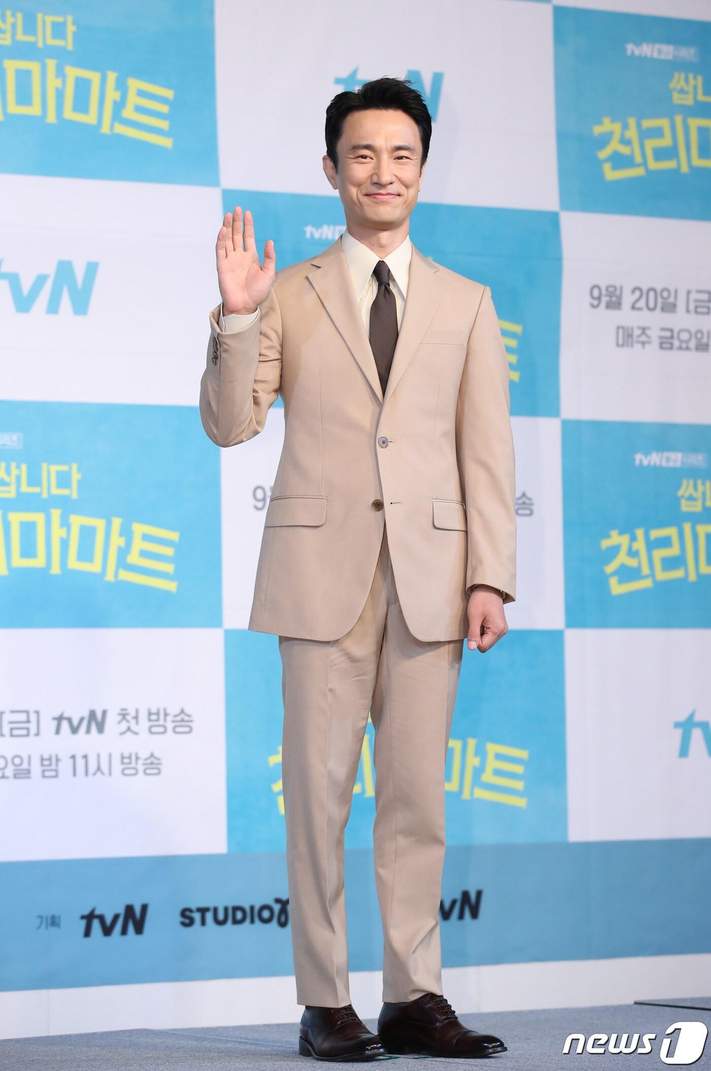 본문 이미지 - 배우 김병철이 16일 오전 서울 베스트웨스턴프리미어서울가든호텔에서 열린 tvN '쌉니다 천리마마트' 제작발표회에 참석해 포즈를 취하고 있다. '쌉니다 천리마마트'는 저품격 무사태평 천리마마트를 기사회생시키려는 엘리트 점장 문석구(이동휘 분)와 마트를 말아먹으려는 휴먼 불도저 사장 정복동(김병철 분)이 주인공인 코믹 드라마이다. 2019.9.16/뉴스1 ⓒ News1 권현진 기자