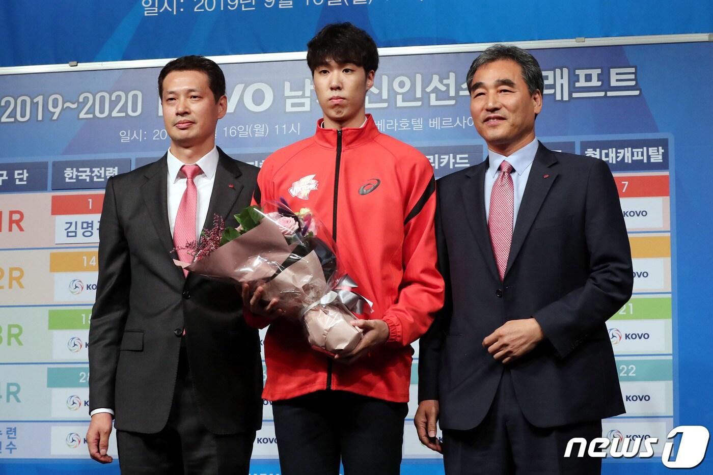 본문 이미지 -  2019-2020 한국배구연맹(KOVO) 남자 신인선수 드래프트에서 전체 1순위로 한국전력의 지명을 받은 김명관(가운데)과 장병철(왼) 감독. 뉴스1 ⓒ News1 이광호 기자