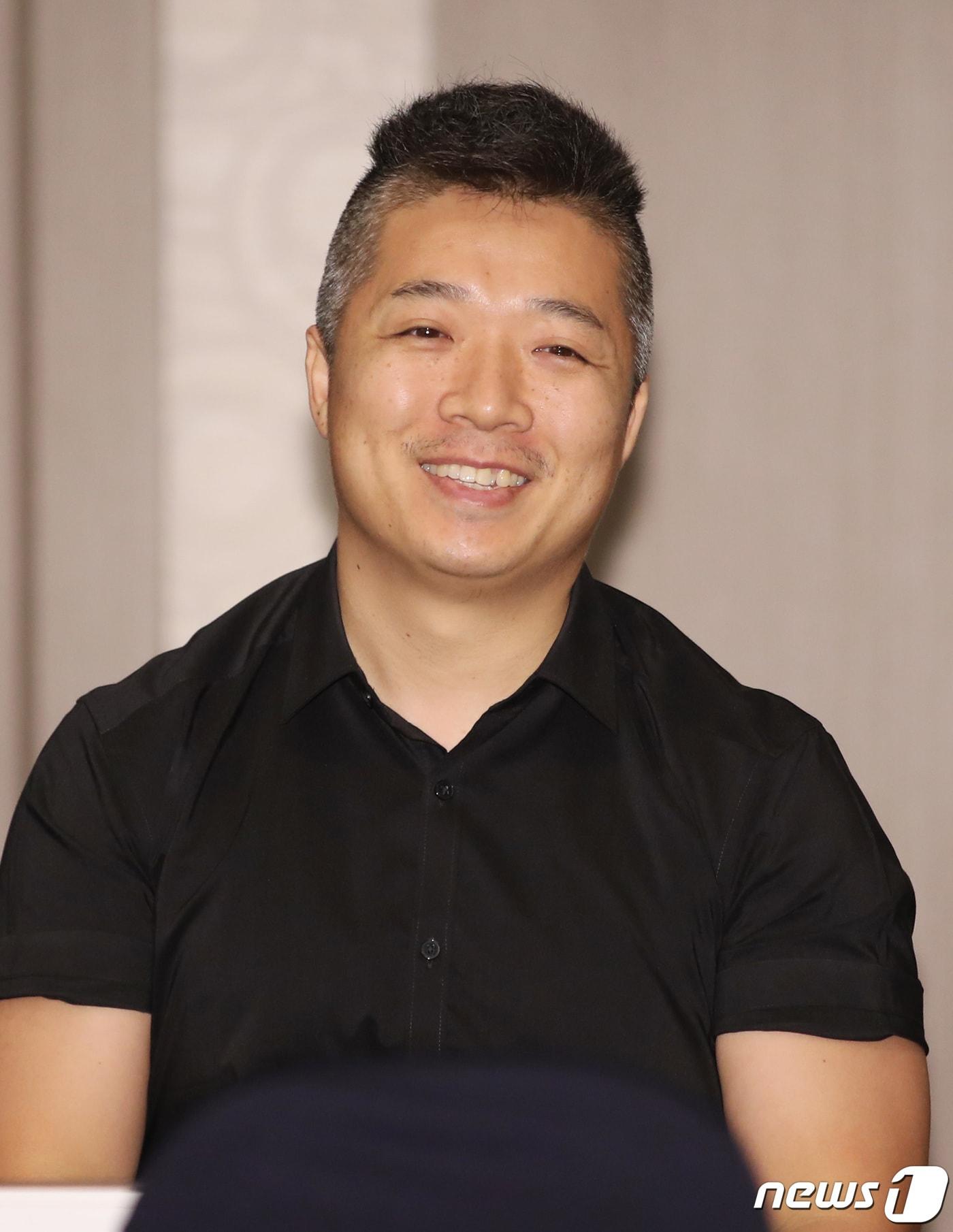 본문 이미지 - 김규삼 작가가 16일 오전 서울 베스트웨스턴프리미어서울가든호텔에서 열린 tvN '쌉니다 천리마마트' 제작발표회에 참석해 미소를 짓고 있다. '쌉니다 천리마마트'는 저품격 무사태평 천리마마트를 기사회생시키려는 엘리트 점장 문석구(이동휘 분)와 마트를 말아먹으려는 휴먼 불도저 사장 정복동(김병철 분)이 주인공인 코믹 드라마이다. 2019.9.16/뉴스1 ⓒ News1 권현진 기자