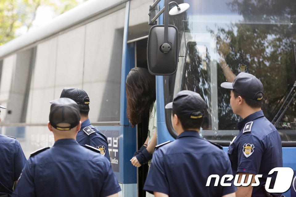 본문 이미지 - 전 남편 살해 혐의로 구속기소된 고유정이 16일 오후 제주지방법원에서 열린 3차 공판에 참석하기 위해 법원에 출석하고 있다. 2019.9.16 /뉴스1 ⓒ News1 오현지 기자