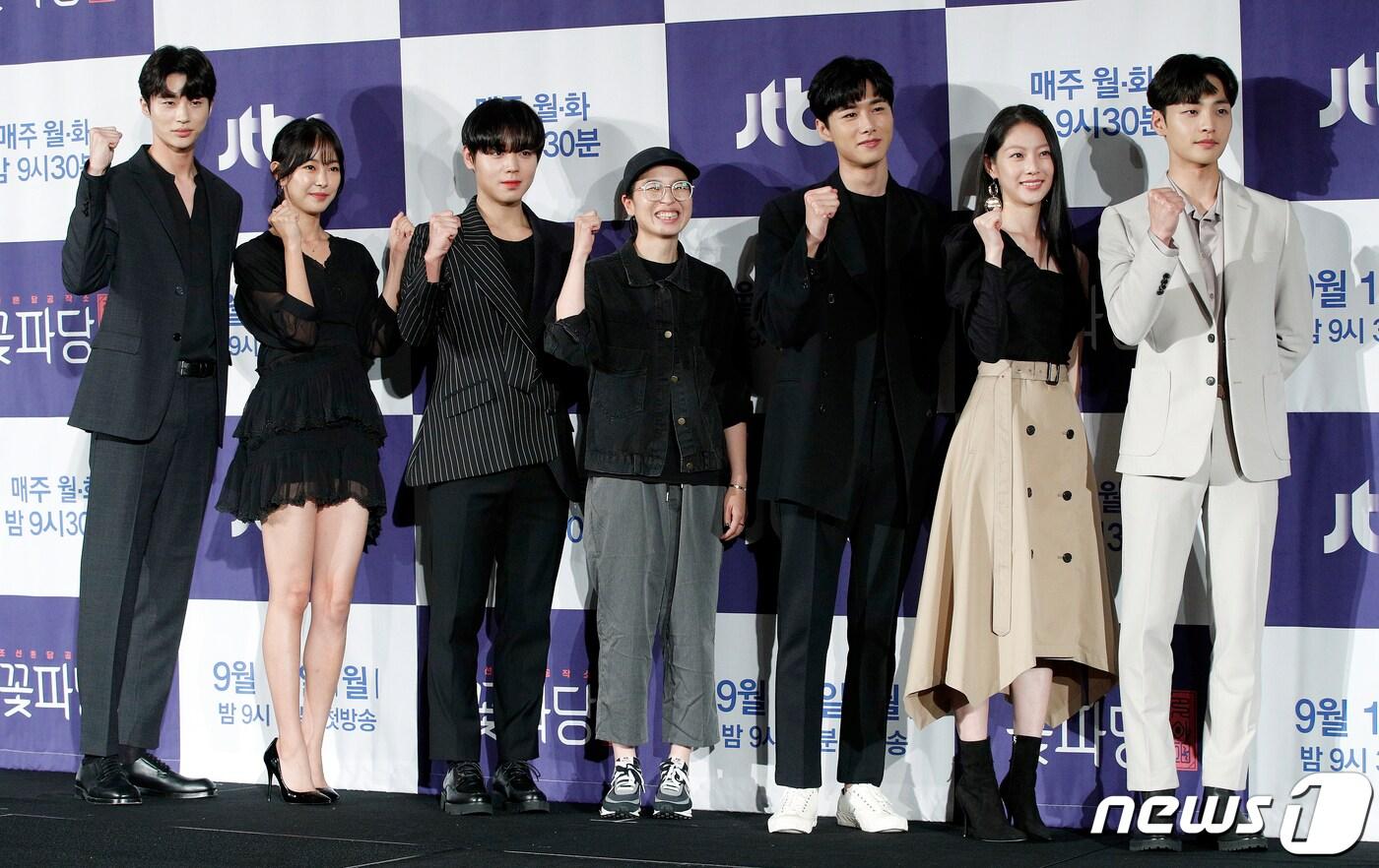 탤런트 변우석(왼쪽부터), 고원희, 박지훈, 김가람 PD, 서지훈, 공승연, 김민재가 16일 오후 서울 여의도 콘래드호텔에서 열린 JTBC 월화드라마 '조선혼담공작소 꽃파당' 제작발표회에서 포즈를 취하고 있다. 조선혼담공작소 꽃파당은 여인보다 고운 꽃사내 매파(중매쟁이) 3인방이 왕의 첫사랑이자 사내 같은 억척 처자 개똥이를 가장 귀한 여인으로 만들려는 조선 혼담 대 사기극으로 16일 오후 9시30분 첫 방송된다. 2019.9.16/뉴스1 ⓒ News1 안은나 기자