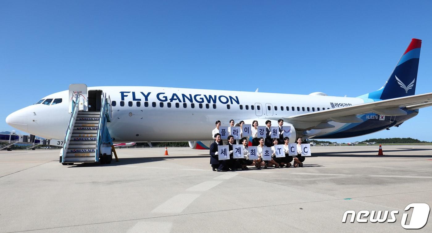 본문 이미지 - 양양국제공항 주기장에서 열린 플라이강원 1호기(B737-800) 도입식에서 승무원들이 퍼포먼스를 하고 있다. 2019.9.16/뉴스1 ⓒ News1 고재교 기자