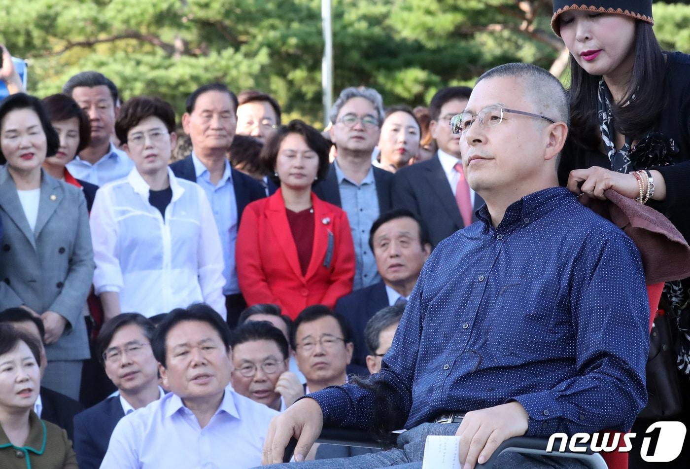 본문 이미지 - 황교안 자유한국당 대표가 지난해 9월16일 서울 청와대 분수대 앞에서 조국 법무부 장관 임명에 반발하며 삭발을 하는 모습. 2019.9.16/뉴스1 ⓒ News1 김명섭 기자