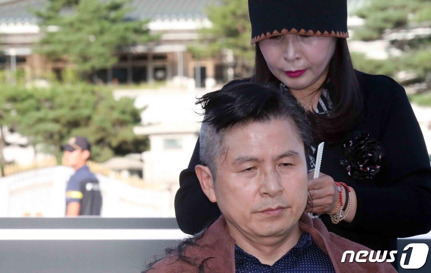 본문 이미지 - 황교안 자유한국당 대표가 16일 서울 청와대 분수대 앞에서 조국 법무부 장관 임명에 반발하며 삭발을 하고 있다. 2019.9.16/뉴스1 ⓒ News1 김명섭 기자