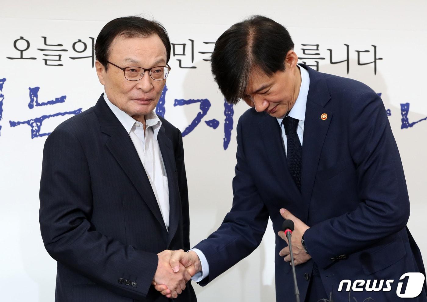 본문 이미지 - 악수하는 조국과 이해찬 2019.9.17/뉴스1 ⓒ News1 이종덕 기자