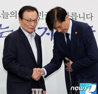 본문 이미지 - 지난 2019년 9월 17일 당시 법무부 장관이던 조국 조국혁신당 대표가 더불어민주당 대표였던 이해찬 민주평화통일자문회의 수석부의장을 방문했을 당시의 모습. 이 수석부의장은 25일 베트남에서 영면에 들었다. /뉴스1 ⓒ News1 이종덕 기자