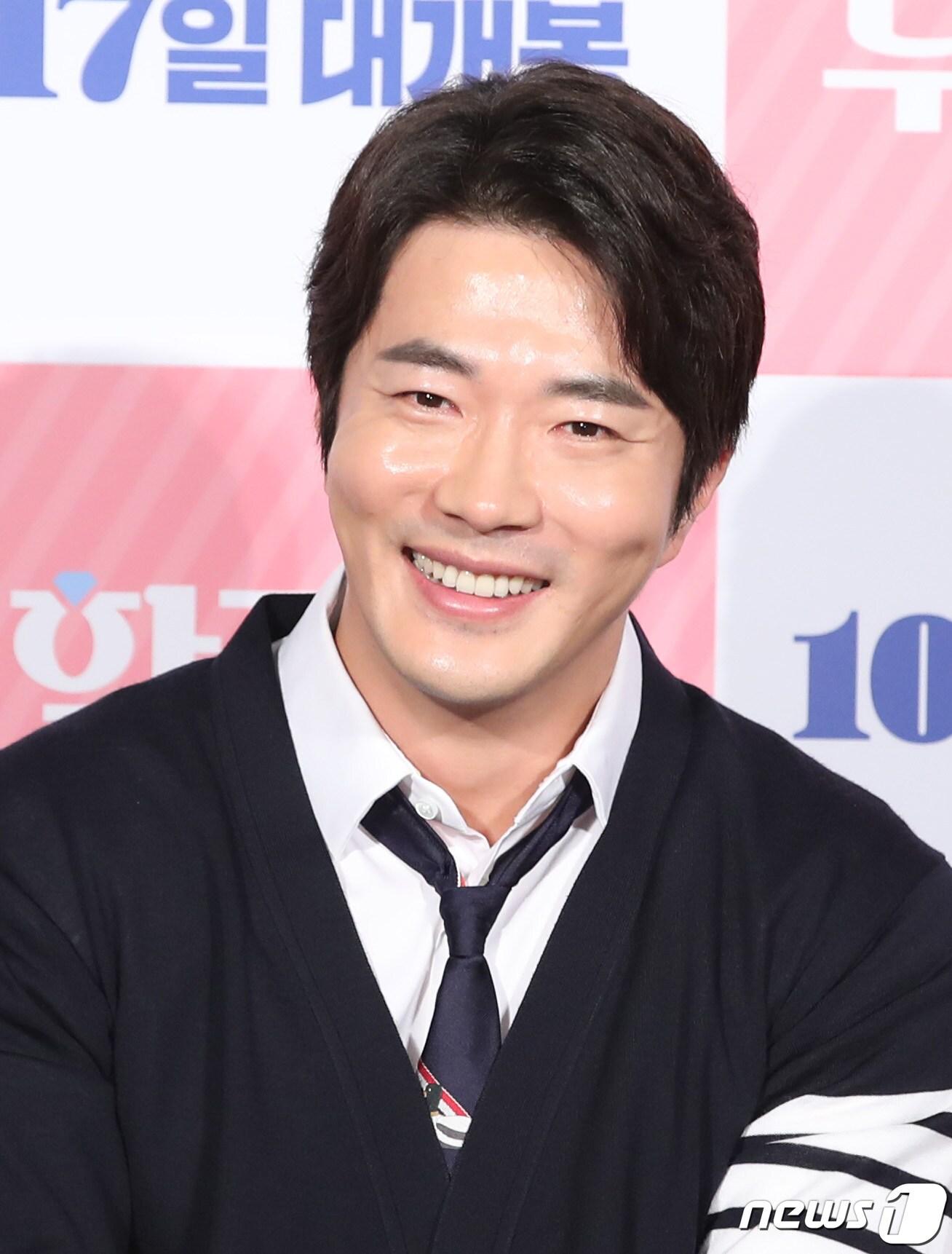 본문 이미지 - 배우 권상우가 17일 오전 서울 광진구 롯데시네마 건대입구점에서 열린 영화 ‘두번할까요’ 제작보고회에 참석해 미소를 짓고 있다. 2019.9.17/뉴스1 ⓒ News1 권현진 기자