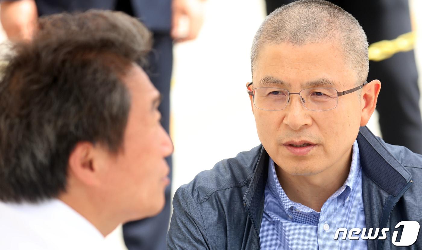 본문 이미지 - 황교안 자유한국당 대표가 17일 서울 여의도 국회 본청 계단에서 조국 법무부장관 임명에 반발해 3일째 단식을 하고 있는 이학재 의원을 찾아 격려하고 있다. 2019.9.17/뉴스1 ⓒ News1 김명섭 기자