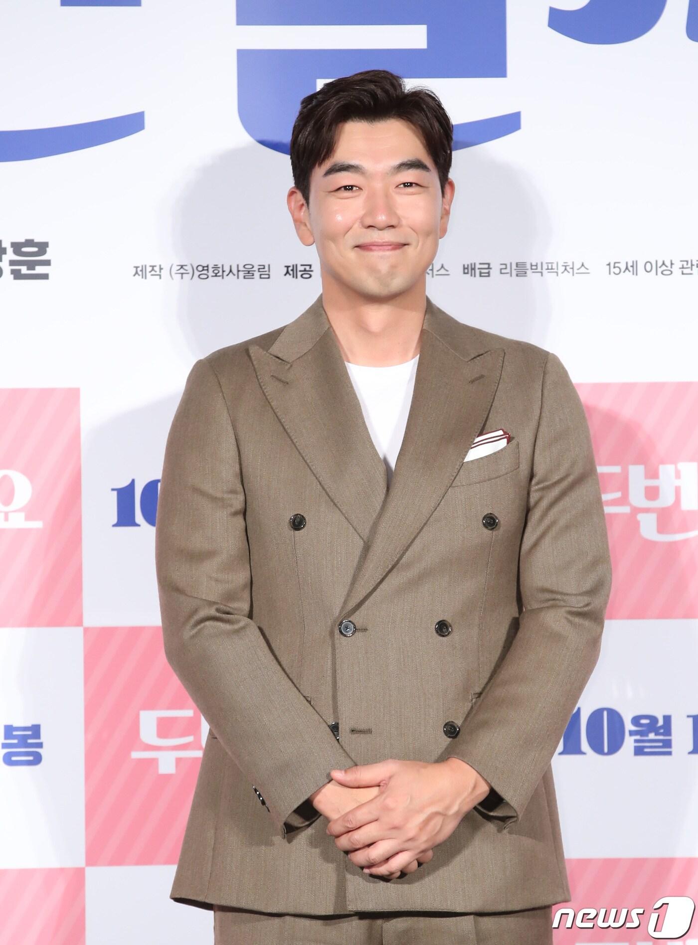 본문 이미지 - 배우 이종혁이 17일 오전 서울 광진구 롯데시네마 건대입구점에서 열린 영화 ‘두번할까요’ 제작보고회에 참석해 포즈를 취하고 있다. 2019.9.17/뉴스1 ⓒ News1 권현진 기자