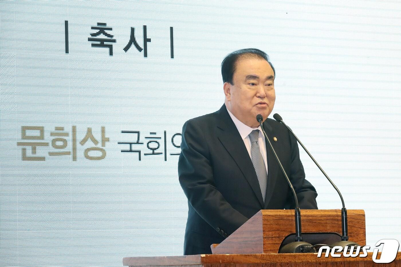 본문 이미지 - 문희상 국회의장이 17일 오후 서울 여의도 CCMM빌딩에서 열린 '나의 아버지 최재형' 출판기념 북콘서트&최재형 민족학교 설립추진위원회 출범식에서 축사를 하고 있다. 2019.9.17/뉴스1 ⓒ News1 임세영 기자
