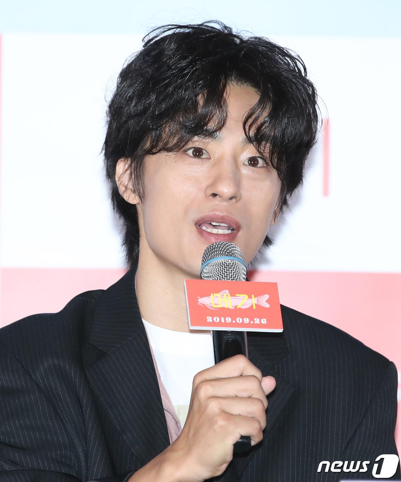 본문 이미지 - 배우 구교환이 17일 오후 서울 CGV용산아이파크몰에서 열린 영화 ‘메기’(감독 이옥섭) 언론 시사회에 참석해 포즈를 취하고 있다. ‘메기’는 병원을 발칵 뒤집은 19금 엑스레이 사진, 도심 한복판에 등장한 싱크홀과 지구의 위험을 감지하는 특별한 메기까지, 믿음에 관한 가장 엉뚱하고 발칙한 상상을 담은 미스터리 펑키 코미디이다. 2019.9.17/뉴스1 ⓒ News1 권현진 기자