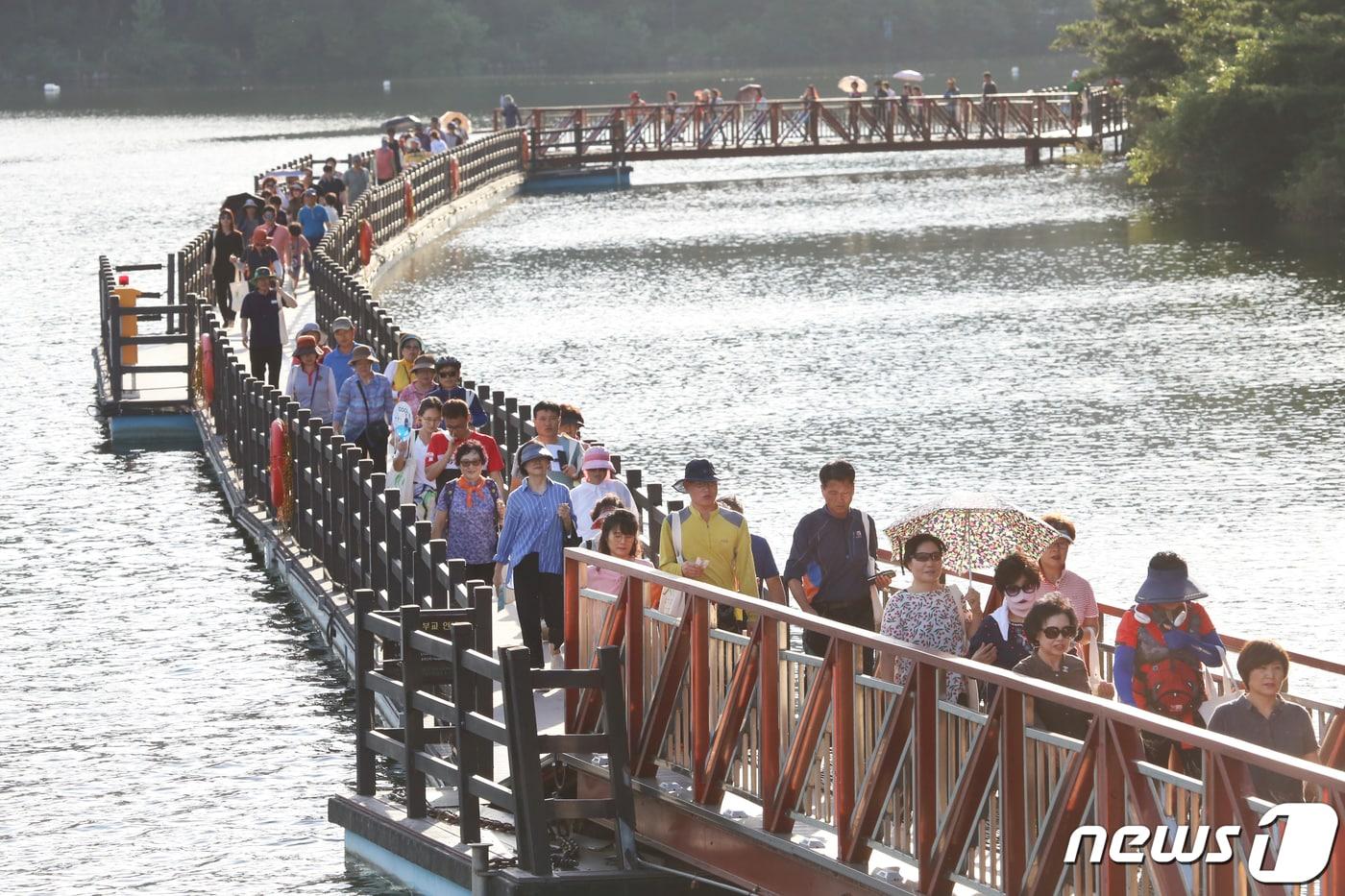 본문 이미지 - 17일 오후 경북 구미시 금오산 금오지에서 열린 '구미공단 50주년 올레길 건강체험행사'에 참여한 시민들이 호수위로 설치된 산책길을 걷고 있다.2019.9.17 ⓒ 뉴스1 정우용 기자