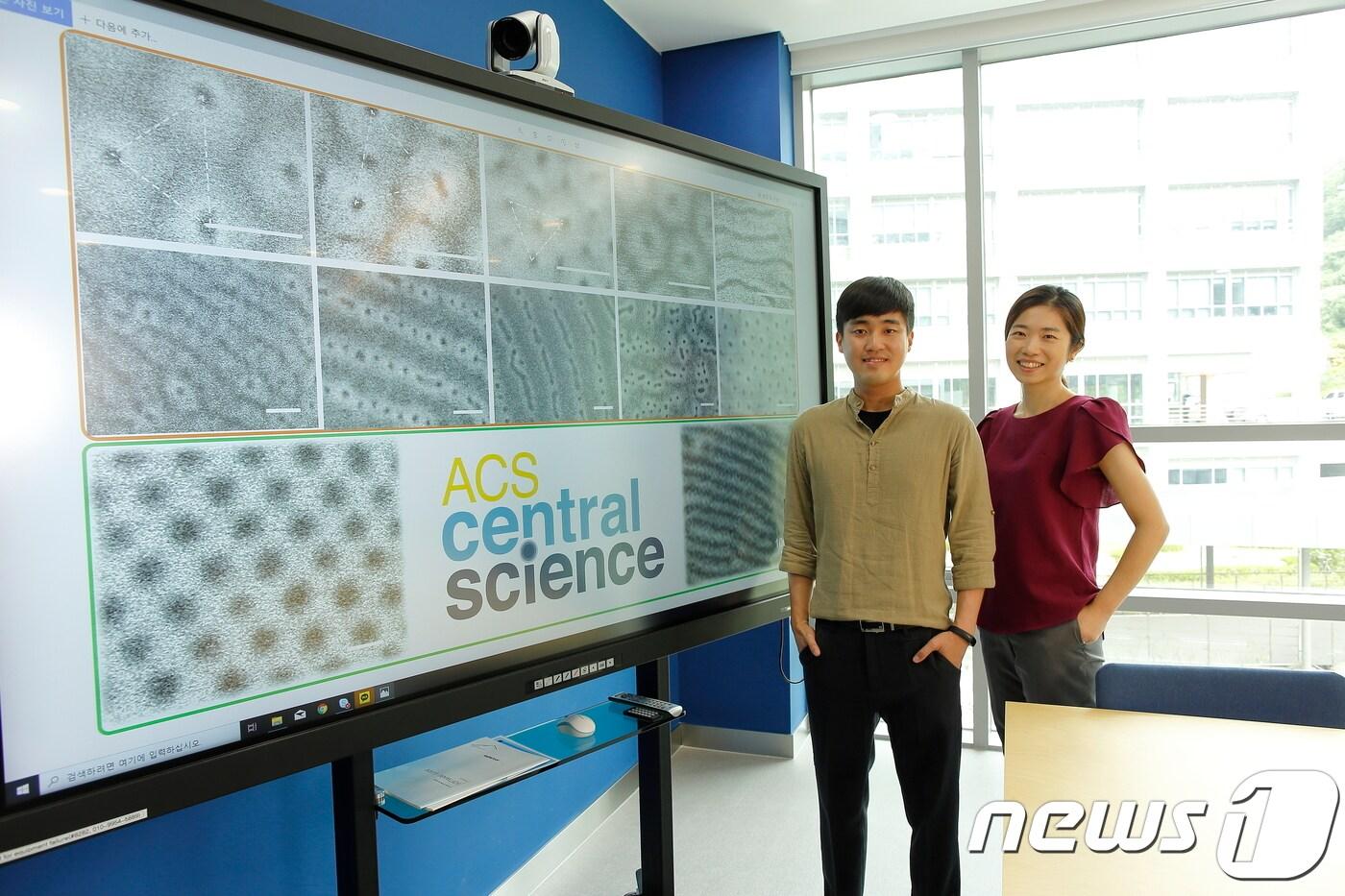 본문 이미지 - UNIST 에너지 및 화학공학부의 김소연 교수팀은 고분자 중 하나인 블록 공중합체의 박막 내 '흡착층(adsorbed layer)'을 조절해 복잡한 나노 패턴을 대면적으로 제조하는 방법을 개발했다. ⓒ 뉴스1