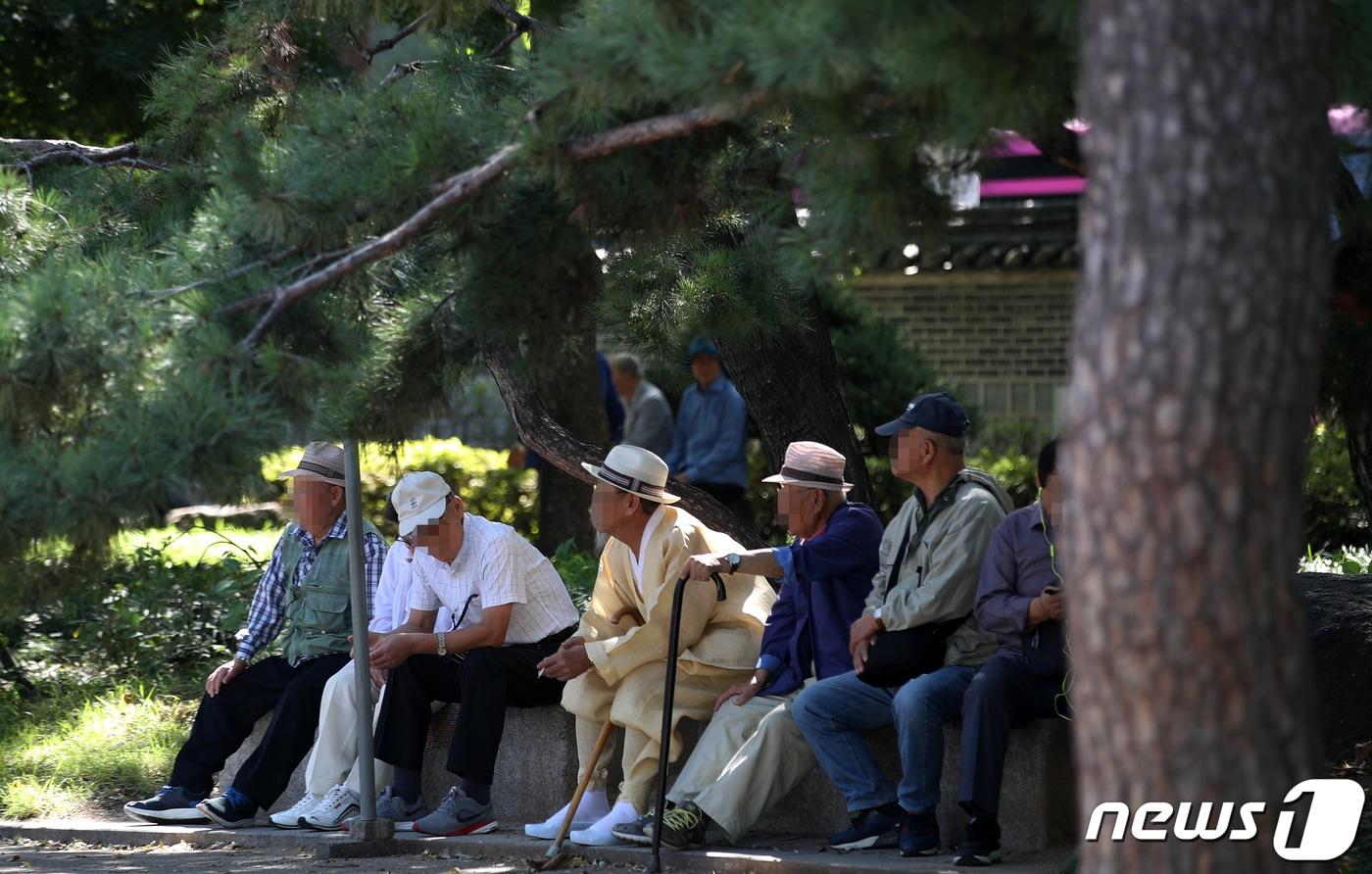 본문 이미지 - 서울 종로구 탑골공원에서 휴식을 취하고 있는 어르신들.  ⓒ News1 