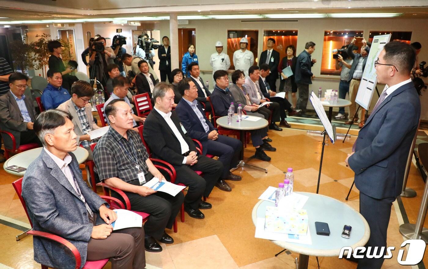 18일 강원도 속초항에 정박한 ‘한창강원호’에서 ㈜한창 관계자가 선상투어 참석자들에게 향후계획, 항로 추진상황 등을 설명하고 있다. 2019.9.18/뉴스1 ⓒ News1 고재교 기자