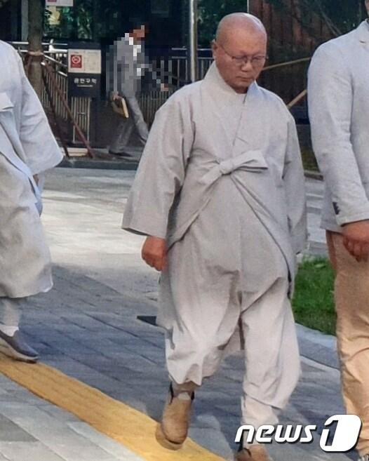 본문 이미지 - 조계종 포교원장인 지홍 스님이 9월 18일 오후 서울 송파구 서울동부지법에서 징역 1년을 구형받은 뒤 청사를 빠져나오고 있다. 2019.9.18/뉴스1 ⓒ News1 황덕현 기자