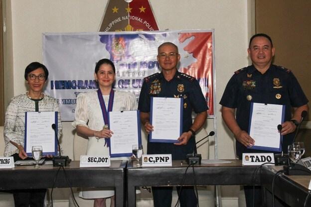 본문 이미지 - 베르나데트 로물로 푸얏 필리핀관광부 장관(왼쪽에서 두 번째), 오스카 알바얄데 필리핀 경찰청장. 필리핀관광부 제공