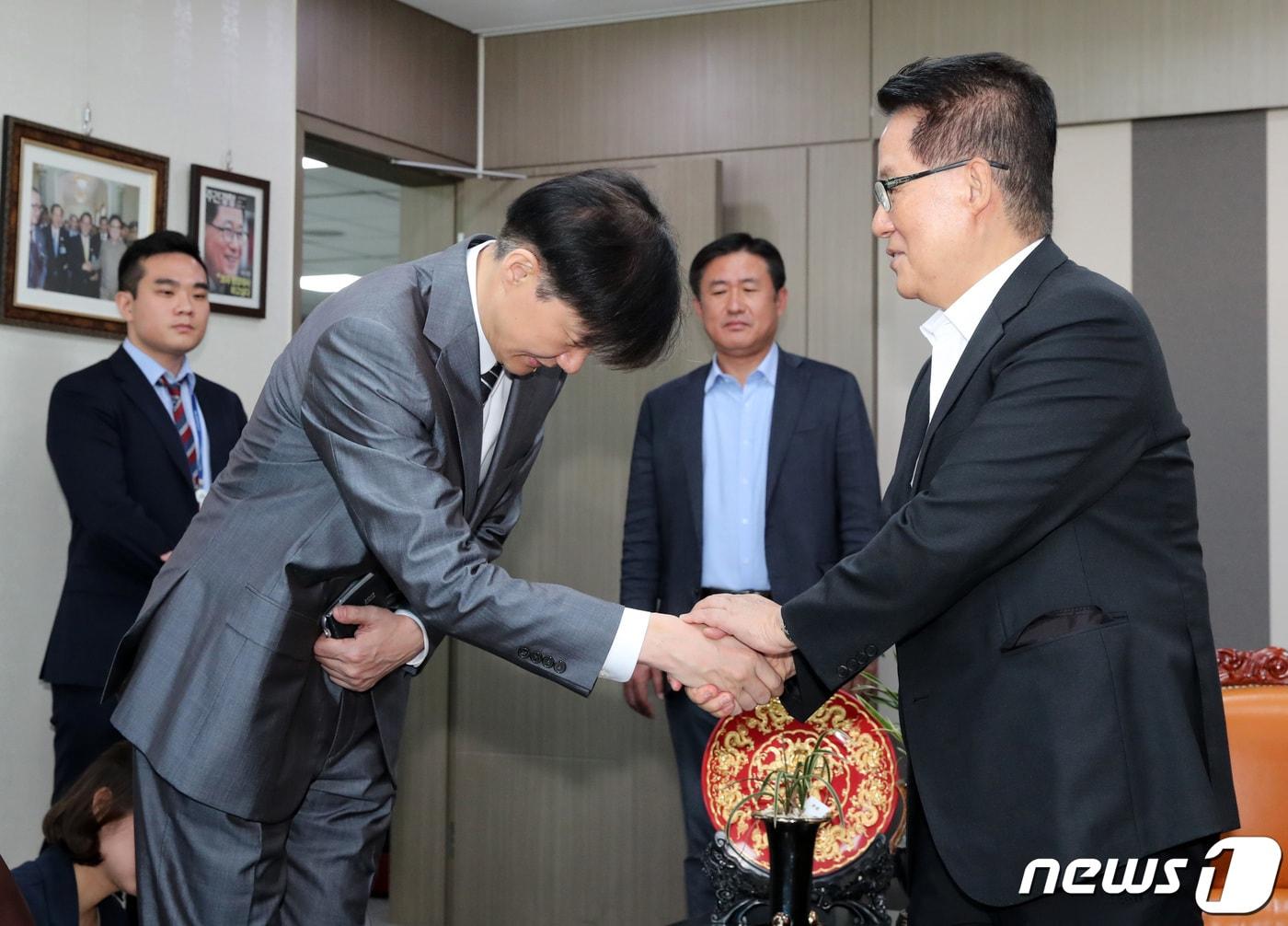 본문 이미지 - 2019년 9월 19일 당시 조국 법무부장관이 서울 여의도 국회 의원회관에서 박지원 대안정치연대 의원을 만나 인사하고 있다. 2019.9.19/뉴스1 ⓒ News1 이종덕 기자