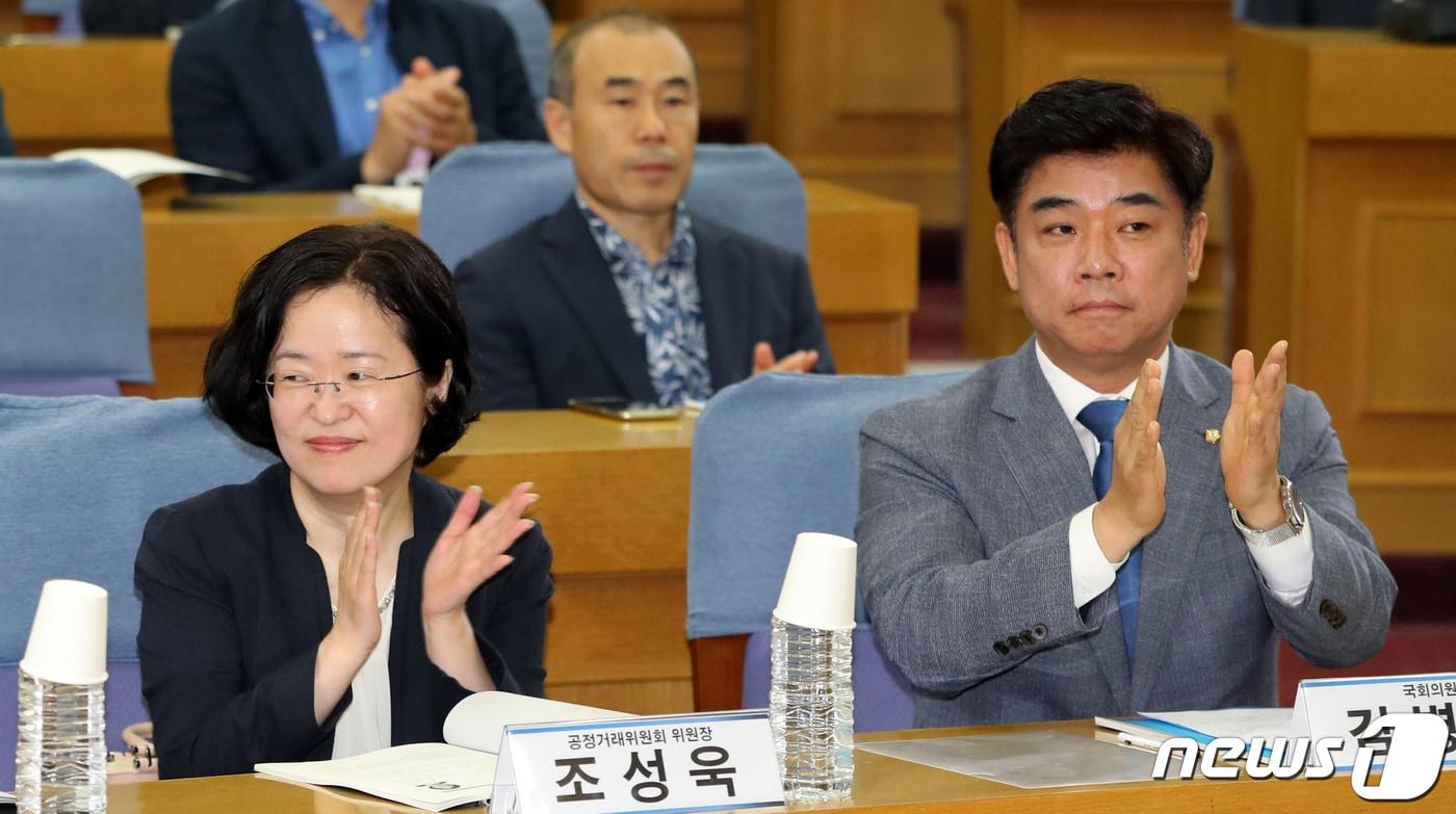 본문 이미지 - 조성욱 공정거래위원장이 19일 서울 여의도 국회 의원회관에서 열린 '하도급법 위반 벌점제 정비를 위한 정책토론회'에 참석해 박수치고 있다. 2019.9.19/뉴스1 ⓒ News1 이종덕 기자