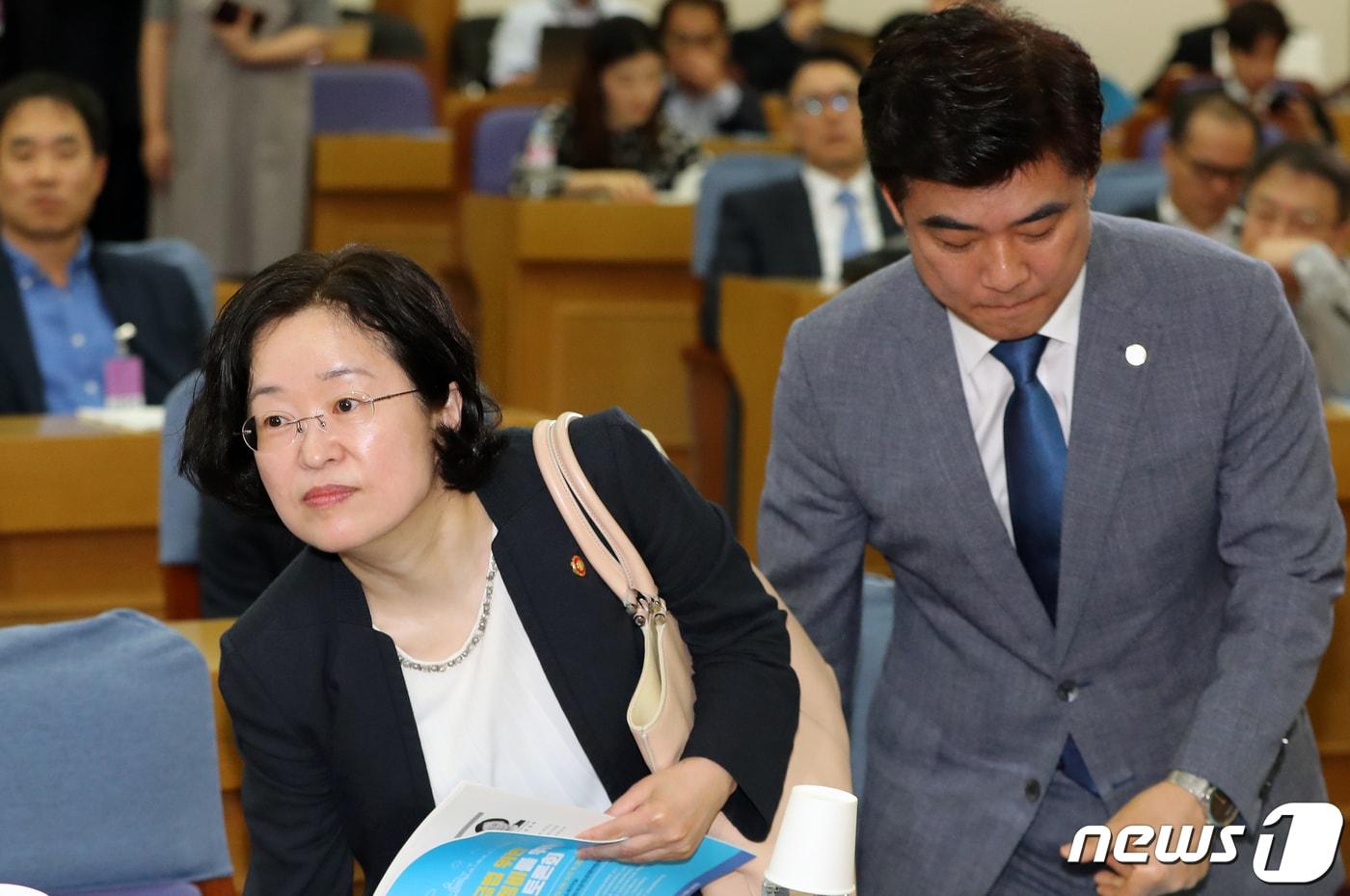 본문 이미지 - 조성욱 공정거래위원장이 19일 서울 여의도 국회 의원회관에서 열린 '하도급법 위반 벌점제 정비를 위한 정책토론회'에 참석하고 있다. 오른쪽은 이날 행사를 주최한 김병욱 더불어민주당 의원. 2019.9.19/뉴스1 ⓒ News1 이종덕 기자
