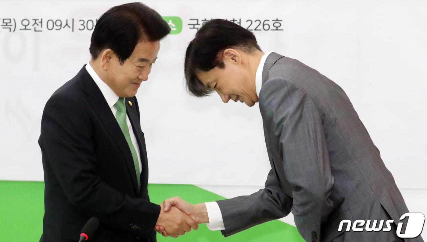 본문 이미지 - 조국 법무부 장관이 19일 서울 여의도 국회에서 정동영 민주평화당 대표를 예방, 악수를 하고 있다. 2019.9.19/뉴스1 ⓒ News1 김명섭 기자