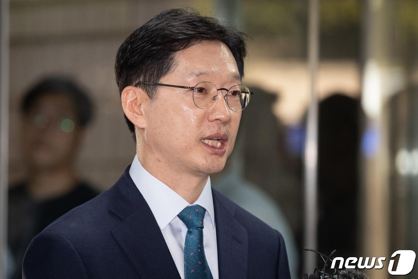 19일 서울 서초구 서울고법에서 열린 '댓글 조작' 관련 컴퓨터등장애업무방해등 항소심 10회 공판기일에 출석하며 취재진 질문에 답하고 있다. 2019.9.19/뉴스1 ⓒ News1 유승관 기자