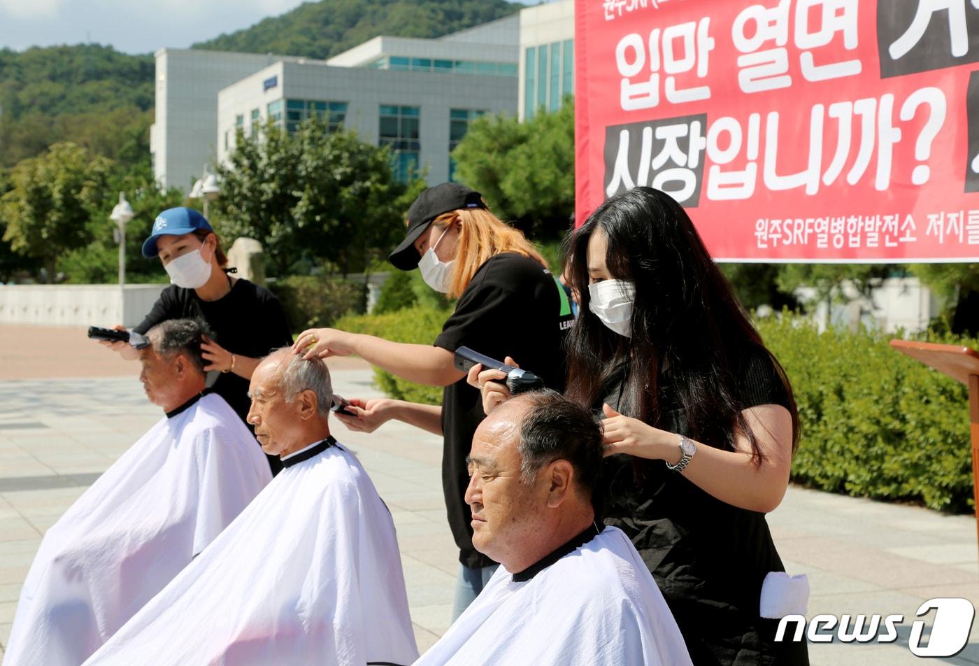 본문 이미지 - 19일 오후 강원도 원주시 시청앞 광장에서 열린 열병합발전소 건립 반대 기자회견에서 참석자들이 '원주시장은 열병합발전소를 건립하지 않을 것이라 했던 공약을 지키라'며 삭발식을 하고 있다.2019.9.19/뉴스1 ⓒ News1 장시원 인턴기자