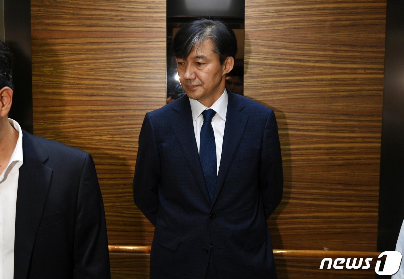 본문 이미지 - 조국 법무부 장관 후보자가 2일 오전 청문회 준비를 위해 서울 종로구에 위치한 사무실로 출근하고 있다. 조 후보자는 "여야 합의정신 따라 청문회 개최를 결정해달라＂며 거듭 호소했다. 2019.9.2/뉴스1 ⓒ News1 안은나 기자