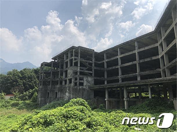 본문 이미지 - 1992년부터 26년간 공사가 중단된 충남 공주시의 한 호텔 건설현장(국토교통부 제공). 2019.9.2/ⓒ 뉴스1