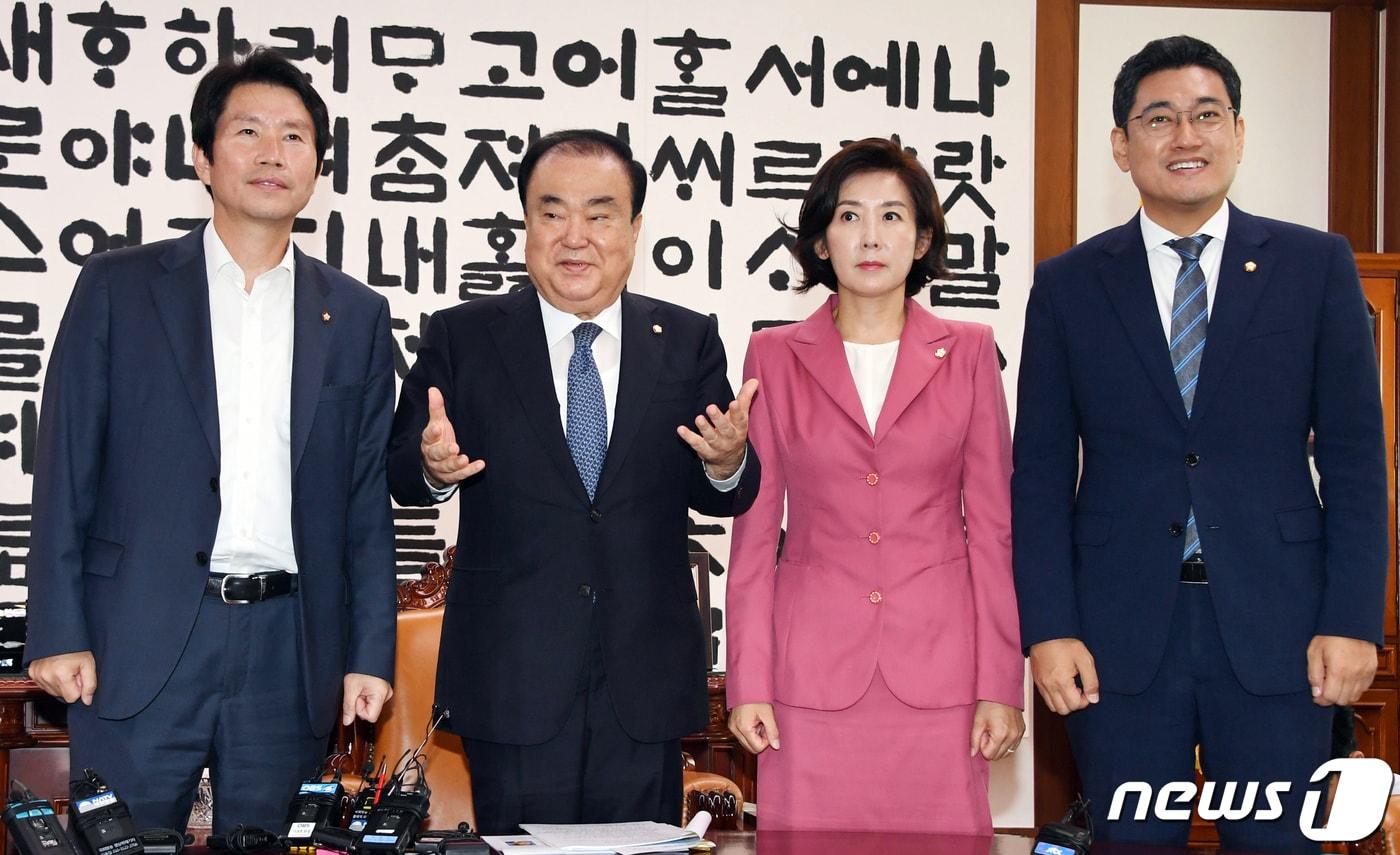 본문 이미지 - 문희상 국회의장이 2일 서울 여의도 국회에서 여야 원내대표들과 회동에 앞서 사진촬영을 하고 있다. 왼쪽 부터 이인영 더불어민주당, 문 의장, 나경원 자유한국당, 오신환 바른미래당. 2019.9.2/뉴스1 ⓒ News1 김명섭 기자