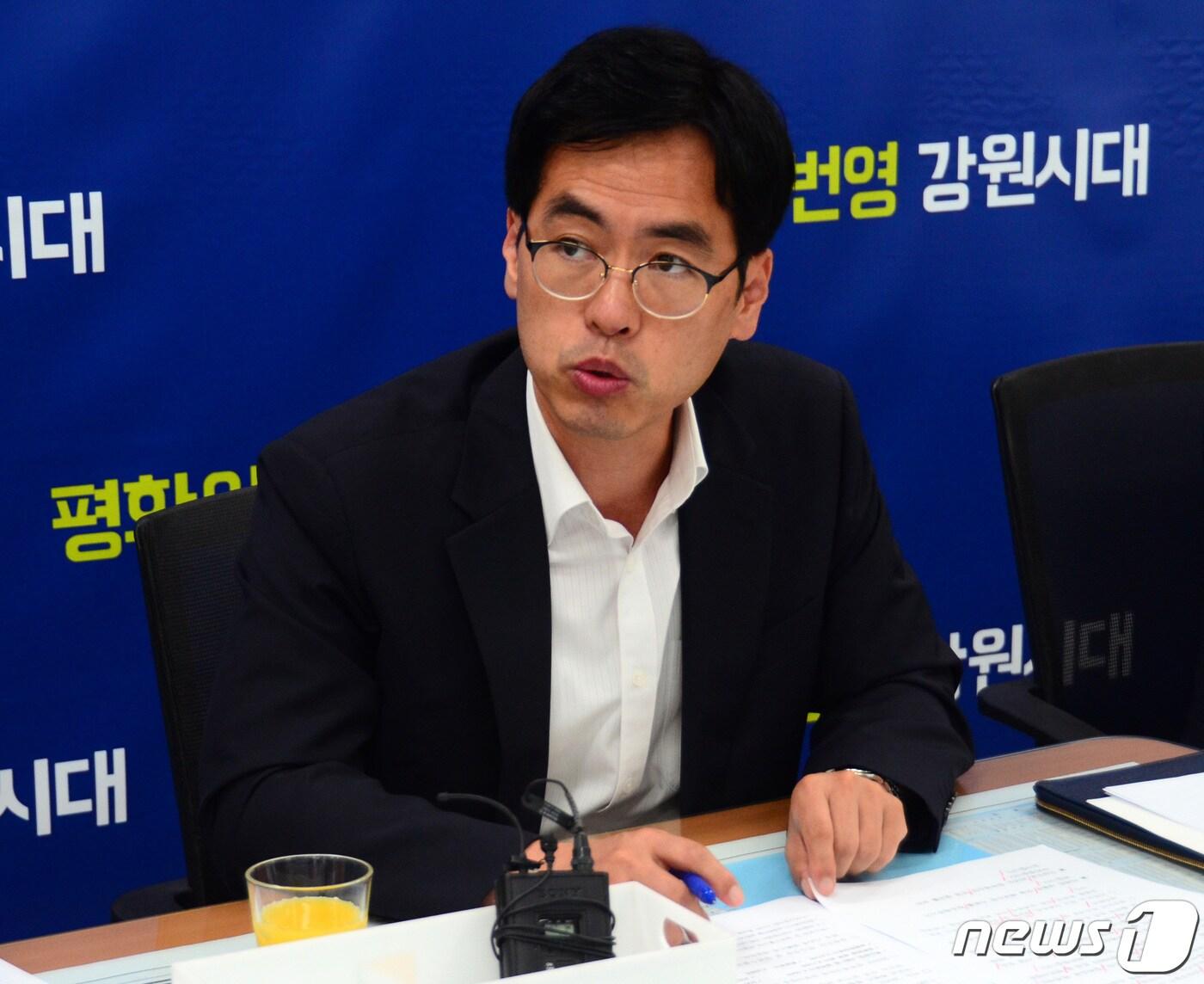 본문 이미지 - 김민재 도 기획조정실장이 2일 강원도청 기자실에서 2020년도 정부예산안에 대해 설명하고 있다. 2019.9.2/뉴스1 ⓒ News1 하중천 기자