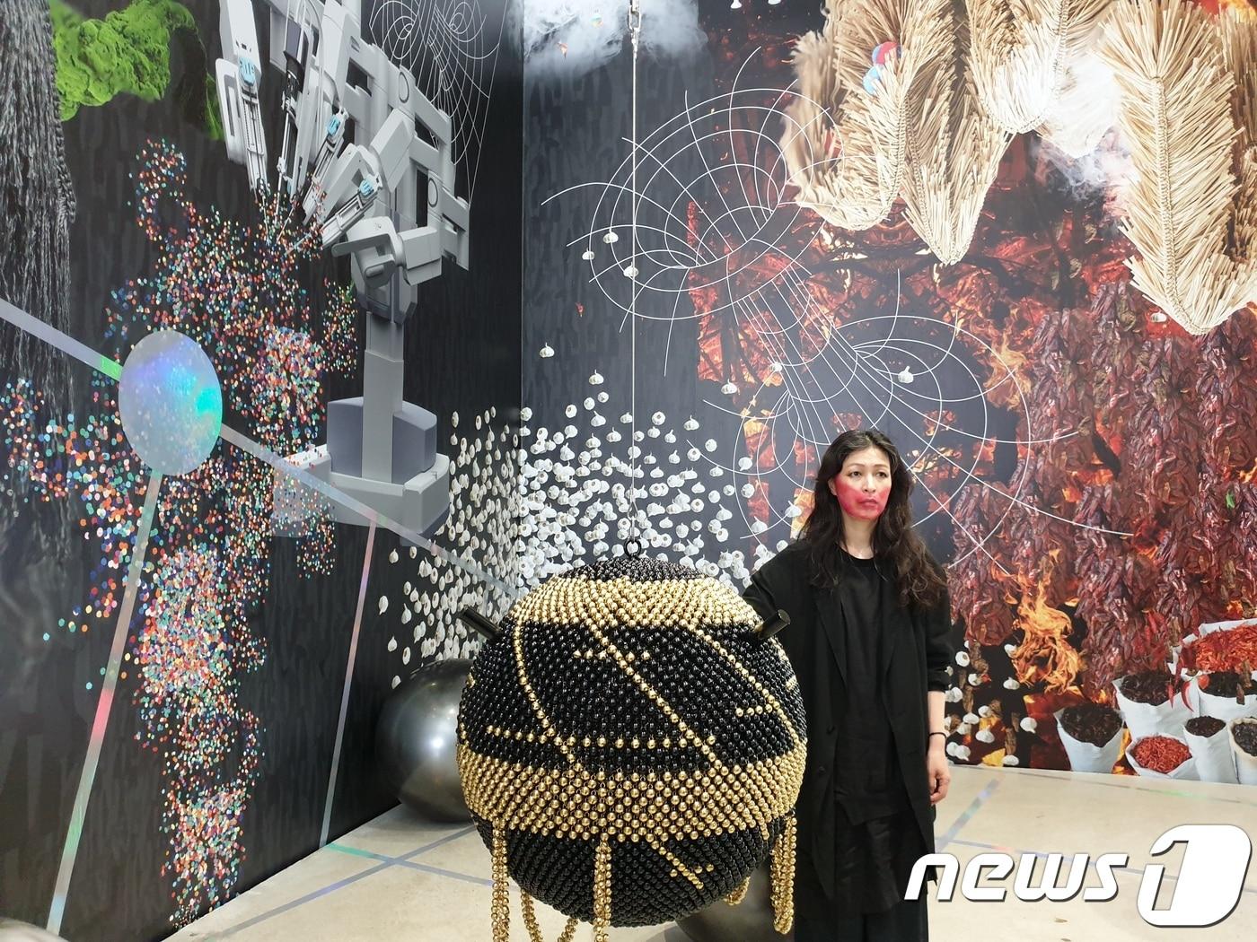 본문 이미지 - 국제갤러리에서 열리는 개인전 '서기 2000년이 오면' 간담회에 참가한 양혜규 작가의 모습.ⓒ 뉴스1 이기림 기자
