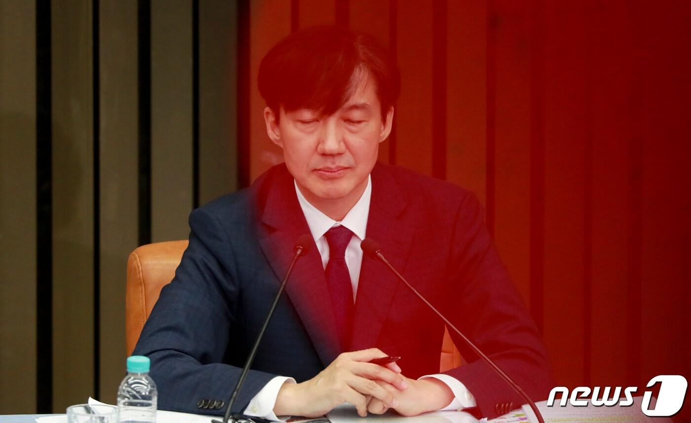 본문 이미지 - 조국 법무부 장관 후보자가 2일 오후 서울 여의도 국회에서 열린 기자간담회에서 취재진 질문을 경청하고 있다. 2019.9.2/뉴스1 ⓒ News1 임세영 기자