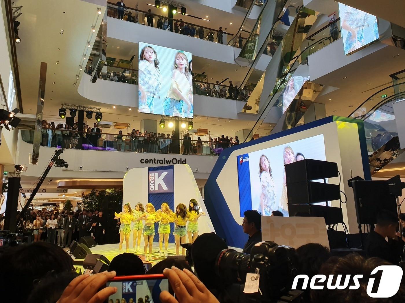 본문 이미지 - '브랜드 K' 론칭쇼에서 축하공연을 하고 있는 '위키미키'(중소벤처기업부 제공)ⓒ 뉴스1