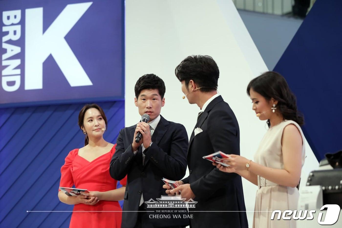 본문 이미지 - 브랜드 K 홍보대사 박지성이 지난달 2일(현지 시간) 태국 방콕 쇼핑몰 센트럴월드에서 열린 중소기업 국가대표 브랜드 '브랜드 K' 런칭쇼에서 쇼호스트들과 무대를 만들고 있다. (청와대 페이스북) 2019.9.2/뉴스1