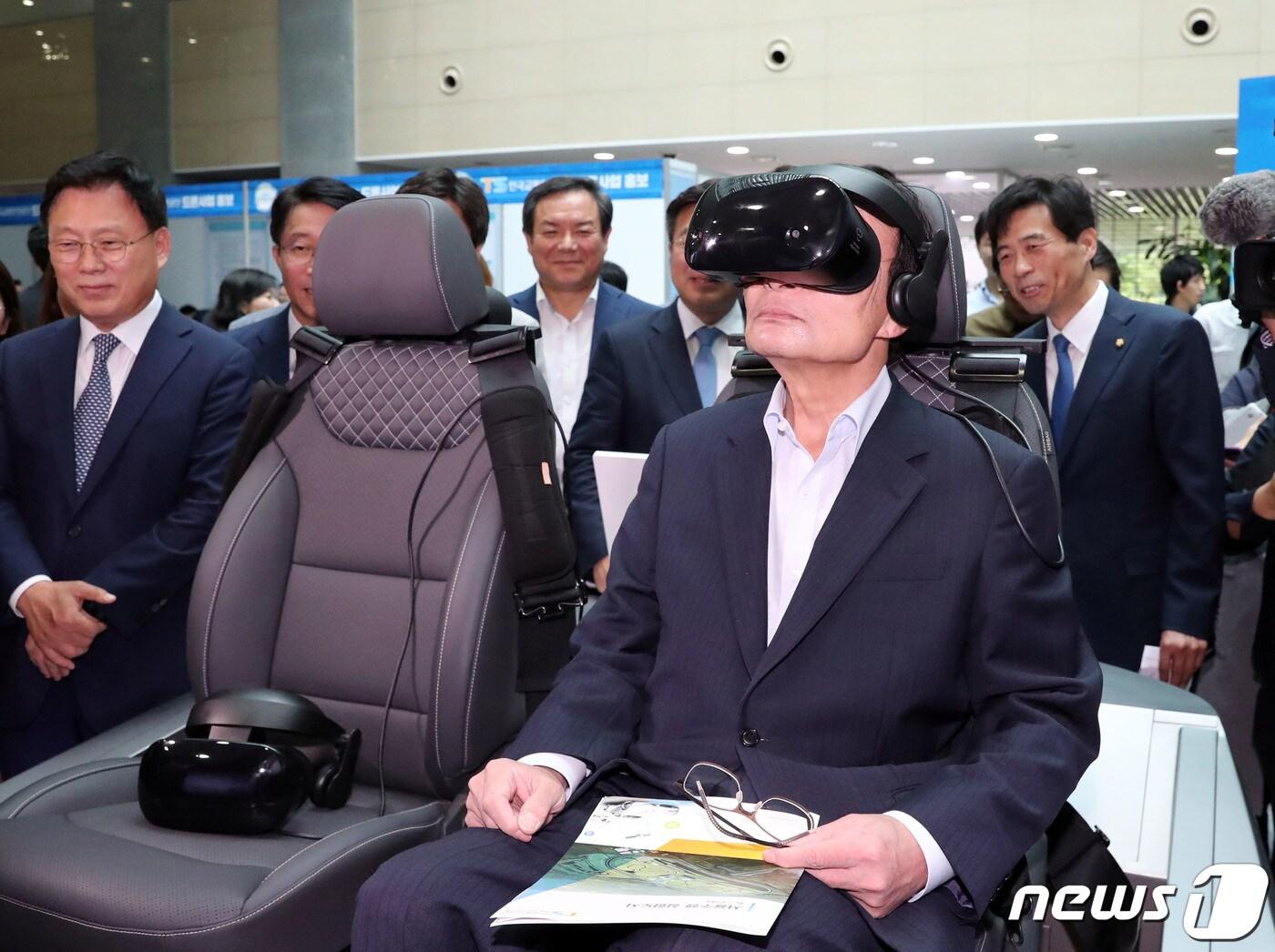 본문 이미지 - 이해찬 더불어민주당 대표가 20일 오전 서울 영등포구 국회 의원회관에서 열린 '더불어 2019 정책페스티벌' 개막식에 참석해 자율주행 자동차 시뮬레이터를 체험하고 있다. 2019.9.20/뉴스1 ⓒ News1 이종덕 기자