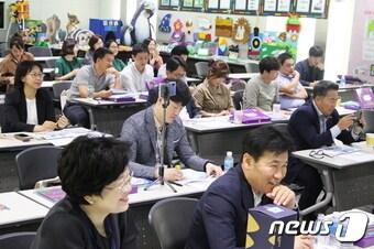 본문 이미지 - 윤선생이 지난 19일 서울 강동구 본사에서 '윤선생 정글비트 B2B 사업설명회'를 진행하고 있다. 윤선생은 2020년 3월부터 이듬해 3월부터 '윤선생 정글비트' 영어교육 콘텐츠를 전국 어린이집 및 유치원에 공급한다.(윤선생 제공)ⓒ 뉴스1